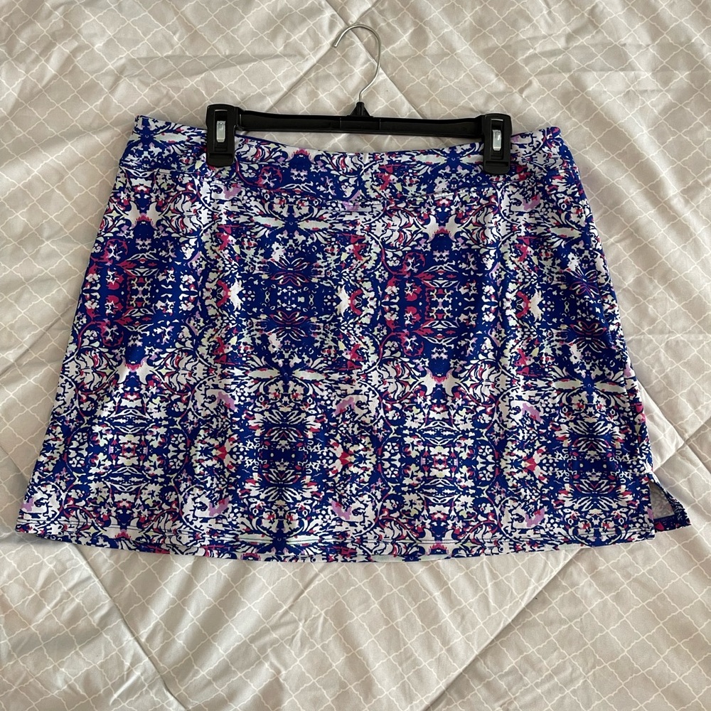 Tranquility skort in blue and white pattern - size XL